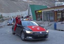 İşitme engelli şampiyon güreşçiye konvoylu karşılama