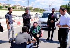 Düğün konvoyunun önünü keserek damatla tavla oynayıp, bahşiş aldılar