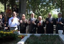 Taçsız Kral lakaplı Metin Oktay, mezarı başında anıldı