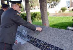 Azerbaycan Savunma Bakanlığı’ndan bir grup asker Türk şehitliğine çelenk koydu