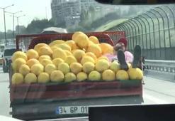 TEM'de kavun yüklü kamyonetin kasasında uyuyarak yolculuk kamerada