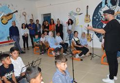 Ölen oğullarının adını yaşatmak için kırsaldaki okulda müzik sınıfı kurdular