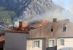 Amasya'da 4 katlı binanın çatı katı yandı