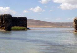 Van Gölü çekilince tarihi kale ortaya çıktı