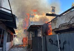 Antalya'da tarihi 2 ev ile tek katlı müstakil ev yangında küle döndü