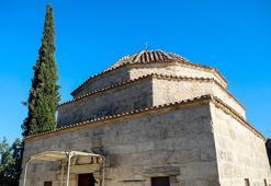Minaresi servi olan tarihi camiye 'silüet' dokunuşu