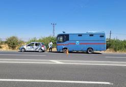 Cezaevi nakil aracıyla çarpışan otomobilin sürücüsü öldü, 4 yaralı