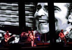 mor ve ötesi’nden 17 bin kişilik dev konserde ustalara saygı duruşu