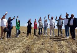 Cep telefonuyla konuşmak için tepeye tırmanıyorlar