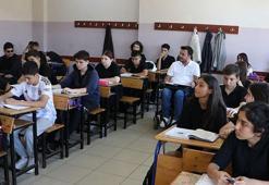 Kaza sonrası bırakmak zorunda kaldığı liseye, tekerlekli sandalye ile öğretmen döndü