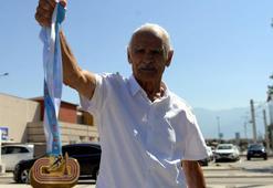 84 yaşındaki emekli albay, atletizmdeki sayısız madalyalarına yenilerini ekliyor
