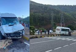 Marmaris'te servis minibüsü ile kamyonet çarpıştı; 1 ölü, 7 yaralı