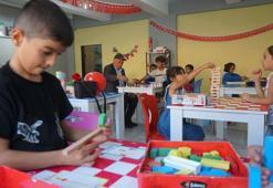 Ölen çocuklarının ismi, yaptırdıkları sınıfa verildi