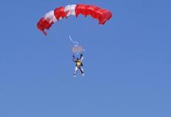 Eski tüfek paraşütçüler 8 bin metreden atlayarak jübile yaptı