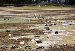 Suyu çekilen Seyhan Baraj Gölü kıyısında piknikçi kirliliği