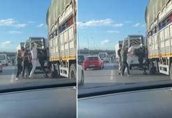 Pendik'te minibüs ve TIR şoförünün yol kavgası kamerada