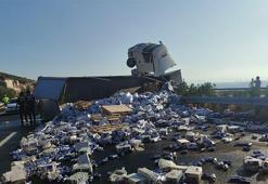 Devrilen TIR'daki 25 ton enerji içeceği yola saçıldı