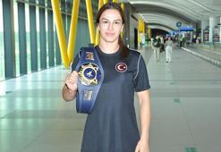 Dünya şampiyonu milli güreşçi Buse Tosun yurda altın kemeri ile döndü