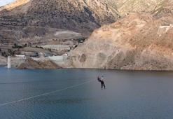 Belediye başkanı Türkiye’nin en yüksek barajında zipline yaparken mahsur kaldı