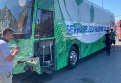 Serik Belediyespor takım otobüsü, otomobille çarpıştı: 1 yaralı