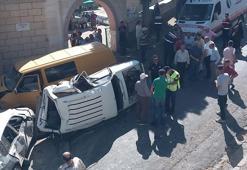 Minibüs, park halindeki 6 araç ve yayalara çarptı: 1 ölü, 2 yaralı
