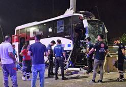 Havalimanına yolcu taşıyan midibüs, direğe çarptı: 5 yaralı