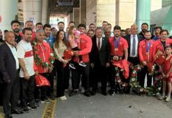 Grekoromen Güreş Milli Takımı'na Ankara'da coşkulu karşılama