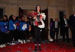 Olimpiyat kotası alan Dünya 1 numarası Filenin Sultanları yurda döndü