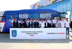 Anadolu Efes'e yeni takım otobüsü teslim edildi