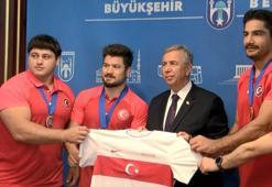 Olimpiyat kotası alan Milli güreşçilerden Mansur Yavaş'a ziyaret