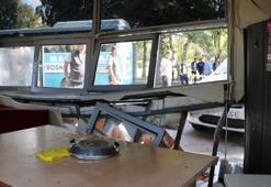 Taksi, güvenlik kulübesine girdi; 4 yaralı