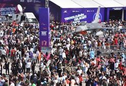 İzmir'de TEKNOFEST'te 2'nci gün; paraşüt atlayış ekibi gösteri yaptı