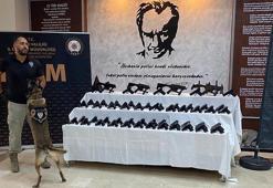 Bulgaristan'a çıkış yapacak TIR'da, 50 tabanca ile 4 makineli tüfek ele geçirildi