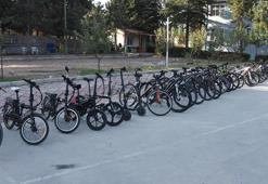 Evin bahçesinde 53 çalıntı motosiklet ve bisiklet bulundu; baba- oğul gözaltına alındı