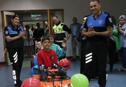 Çocuklar sünnete akülü araba ve polis eşliğinde gitti