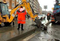 Alibeyköy'de caddeyi basan su orta refüj kırılarak tahliye edildi
