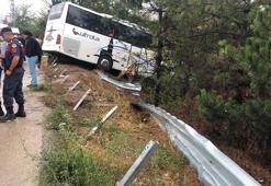 Yağış nedeniyle yoldan çıkan otobüs, ağaçlığa girdi; 2 yaralı