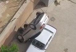 Geri yerine ileri vitese aldığı otomobiliyle otoparka düştü