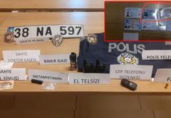 Polis yeleği ve sahte polis kimlikleriyle yakalanmışlardı; 1 tutuklama