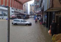Trabzon’da sağanak; yollar göle döndü