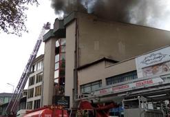 Mobilya imalathanesi çatısındaki yangın, yandaki işletmeye de sıçradı