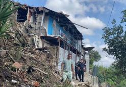 Beşiktaş'ta yerinden kopan kaya parçaları evlerin üzerine düştü