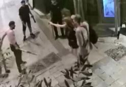 Taksim'de merdivenlerde oturan iki arkadaşa çivili sopa ve şişelerle saldırdılar