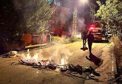 Elektrik kesintisine sinirlenip yolu kapattı