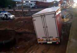 Kocaeli'de sağanak sebebiyle çöken yola kamyonet düştü