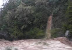 Artvin’de sağanak heyelana neden oldu; dereler taştı, yollar kapandı