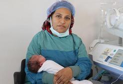 Sezaryen için beklerken sancıları tutan kadın, evde ebe ile doğum yaptı