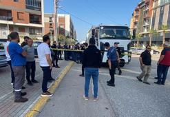 Yoldan geçerken çöp kamyonunun altında kalan yaya öldü