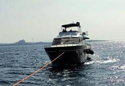 Çanakkale Boğazı'nda su alan teknedeki 4 kişi kurtarıldı