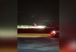 ABD’de iniş takımı arıza yapan uçak, gövdesi üzerine iniş yaptı